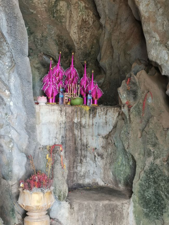 ... wer sich die Stufen zur Höhle sparen will, hat schon eine Möglichkeit zum Beten am Fuße des Bergs ...