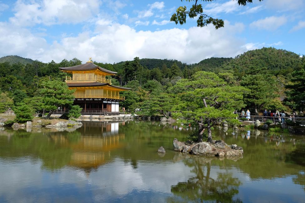 Entsprechend beherbergt die Stadt unzählige UNESCO-Weltkulturerben aus vergangenen Jahrhunderten (im Bild der goldene Buddhisten-Tempel Kinkaku-ji).