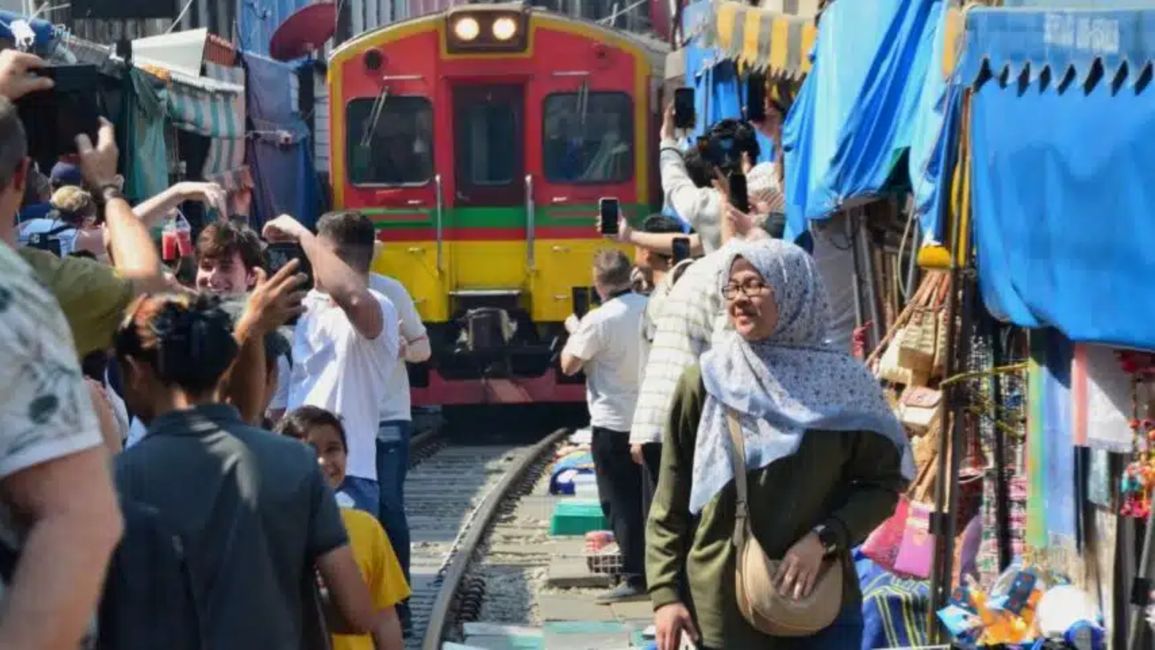 Der Maeklong-Eisenbahnmarkt