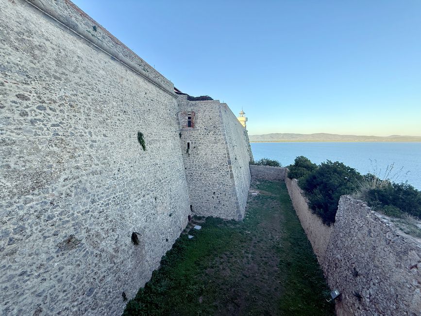 Die imposanten Mauern der Festung Bastione di Santa Barbara. 