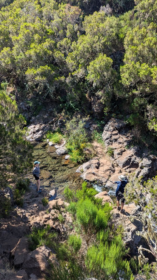 Im Flussbett oberhalb des Wasserfalls