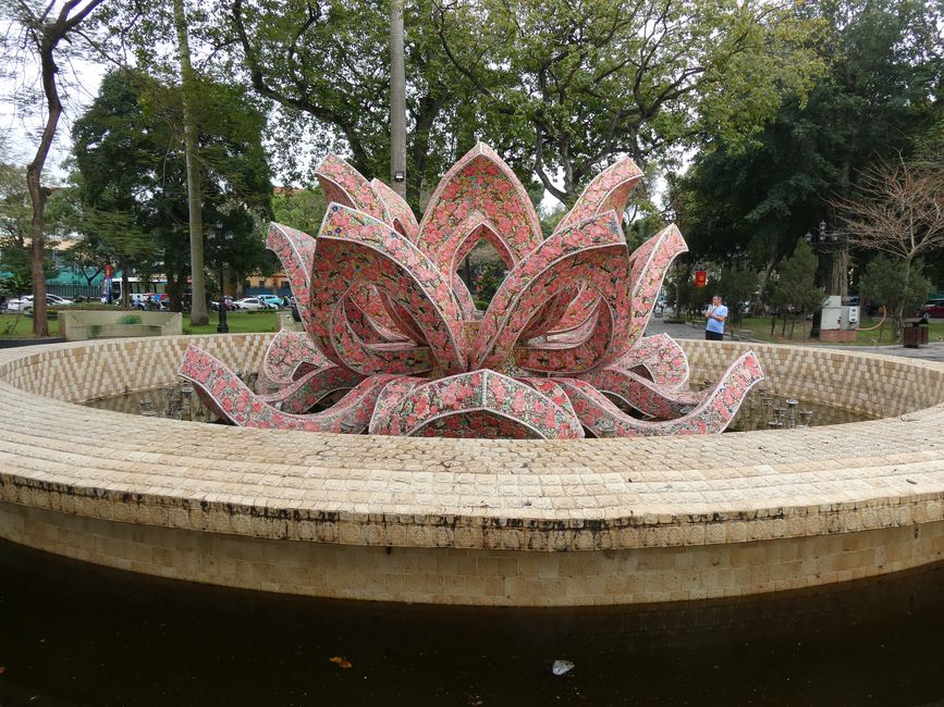 Fuente con flor de loto