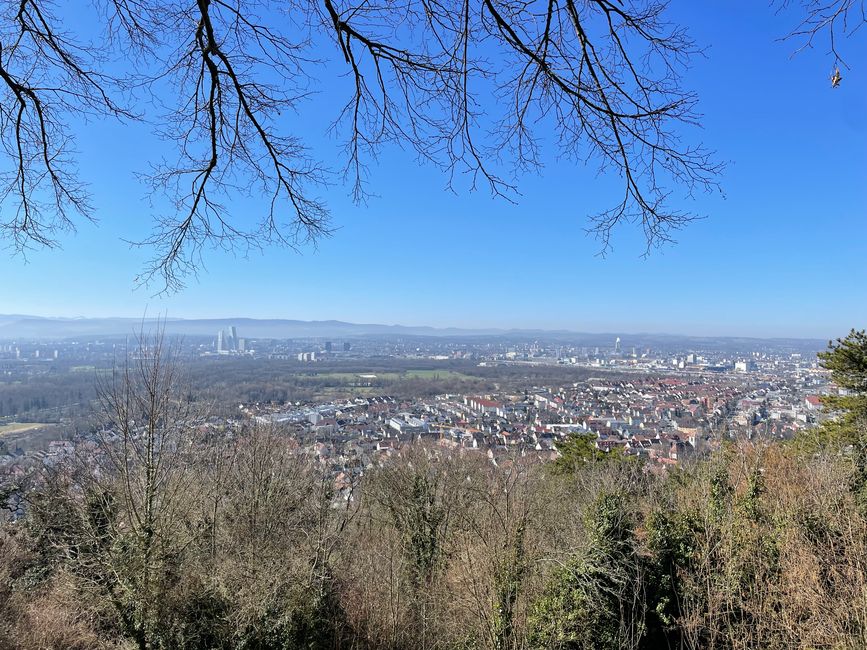 À gauche Bâle (CH), à droite derrière Saint-Louis (F), à droite devant Weil am Rhein (D)