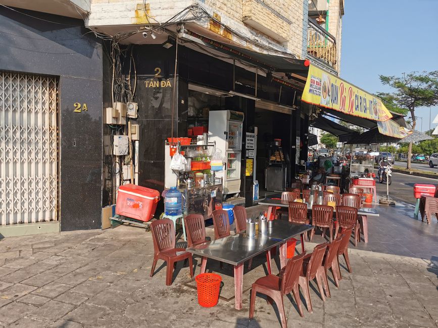 ... Zone typique de bars extérieurs avec des chaises pour enfants, où les grands et les petits peuvent s'asseoir... Un peu déroutant au début...