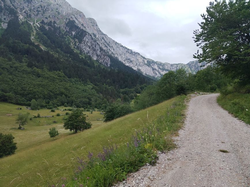 Rechts auch Berghänge, wie soll es nur weitergehen?