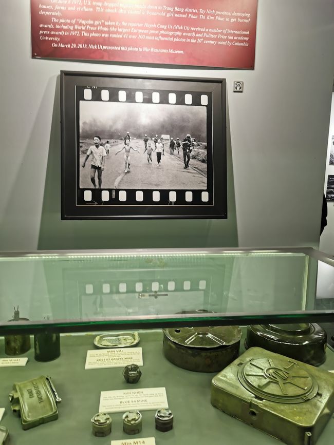 ... exposición sobre 'crímenes de guerra de los americanos' ... que contenía muchas fotos inquietantes ...