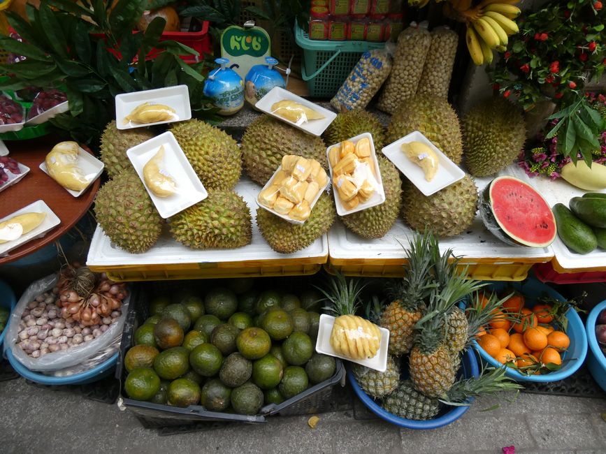 Die Früchte oben heißen Stinkfrucht(Durian)