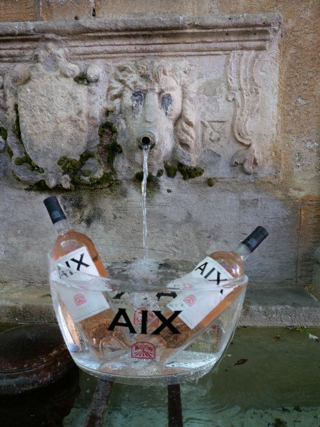 Brunnen mit Wein aus Aix-en-Provence 