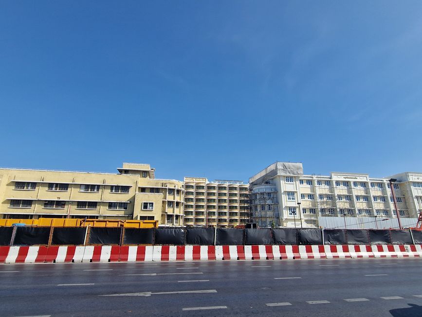 Sanierung, überall! Bauzäune, überall.