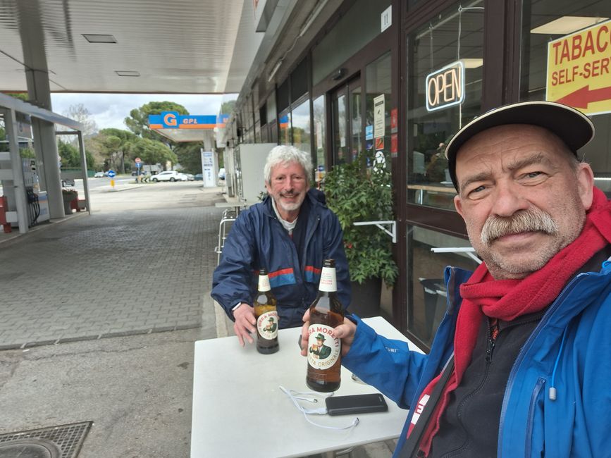 Ein lauschigen Bier in Terni an der Tankstelle