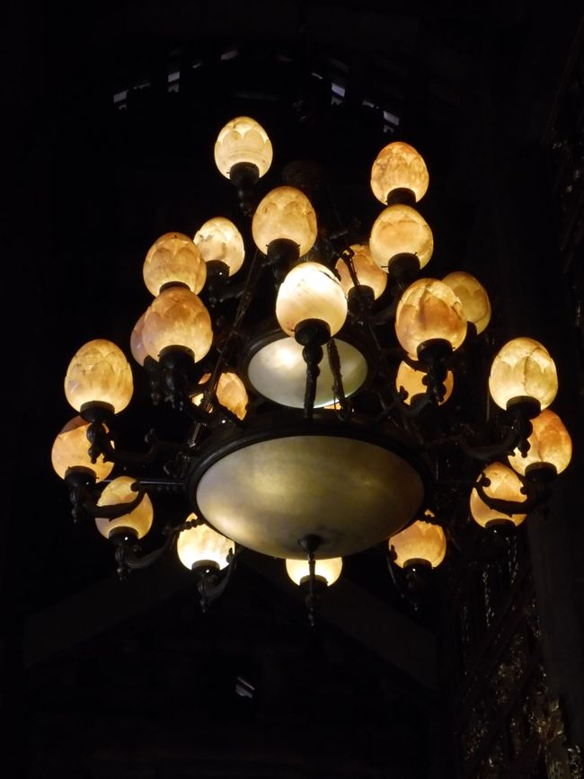 Les lampes sont en forme de fleurs de lotus