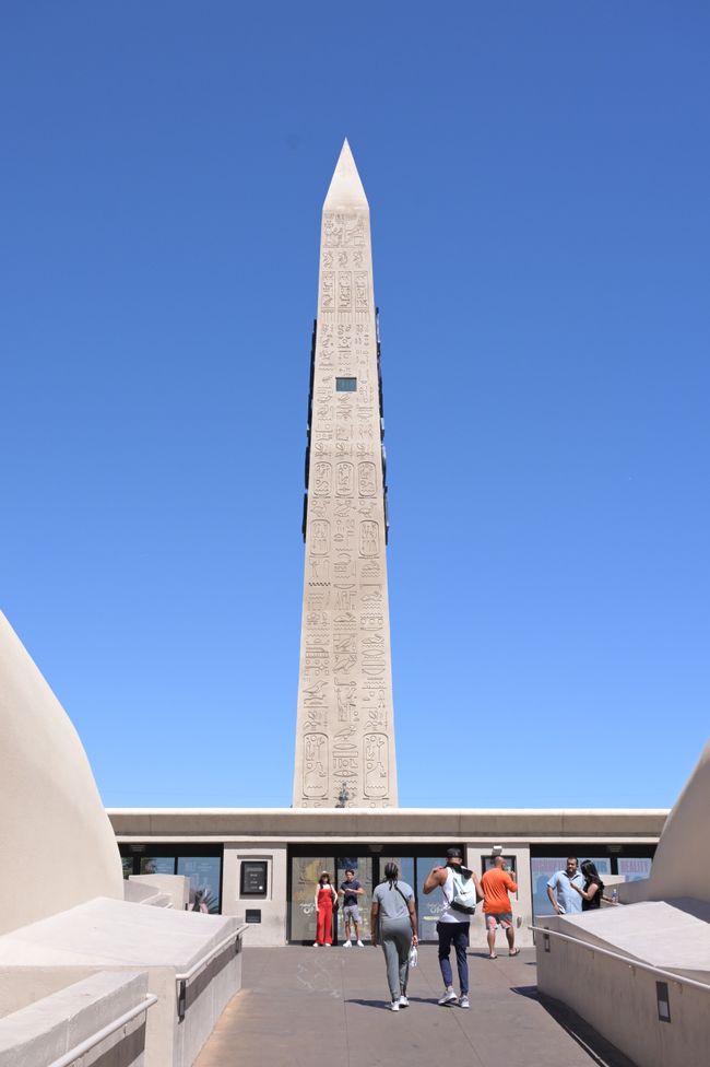 Hotel Luxor - Obelisk