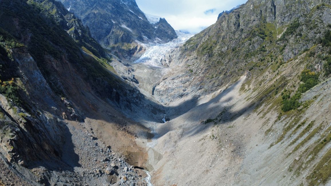 前往查拉迪冰川的徒步旅行