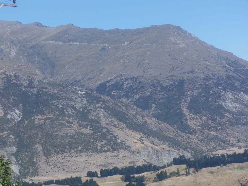 Gli aerei attraversano la valle