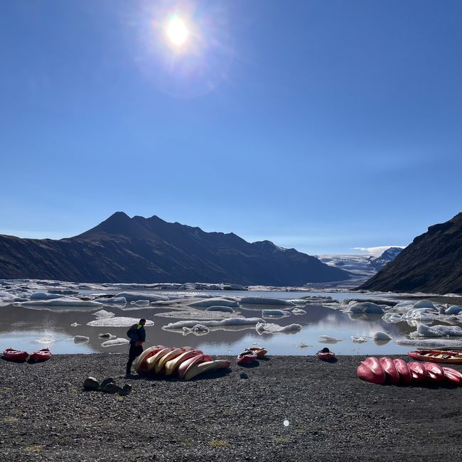 Faire du kayak sur le lac glaciaire