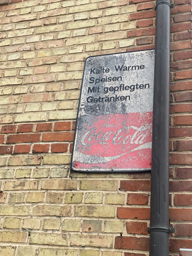 In die Jahre gekommenes Schild