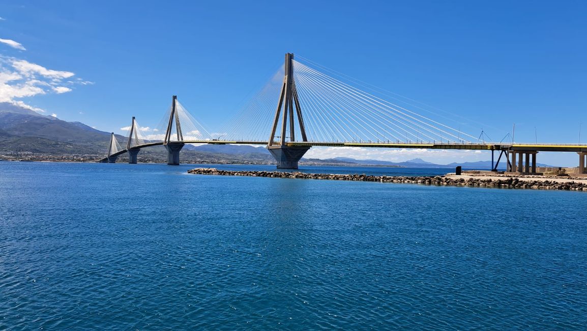 Rio-Andirrio Brücke von der Fähre aus