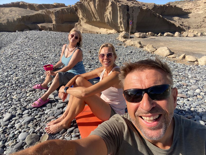 Morning sun with Barbara from Flensburg at the stony beach of Tajao