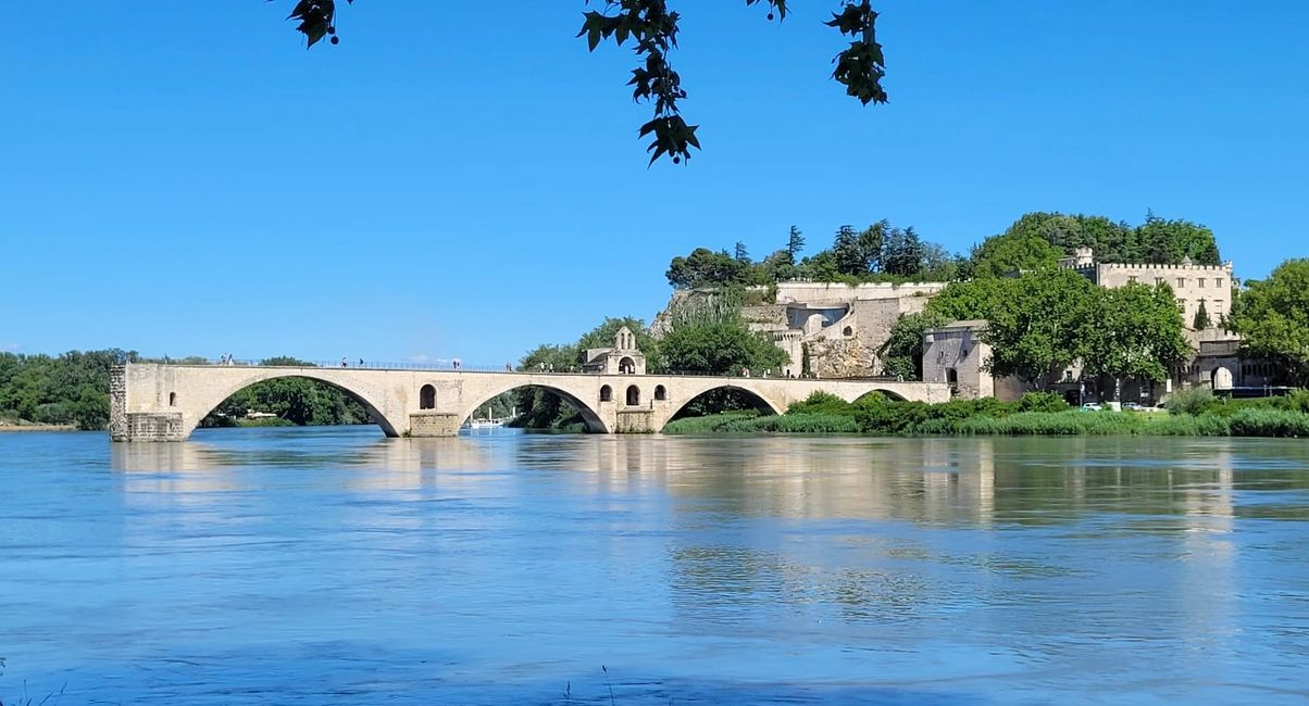 Le Pont Saint-Bénézet, les crues et les guerres ont endommagé le pont 