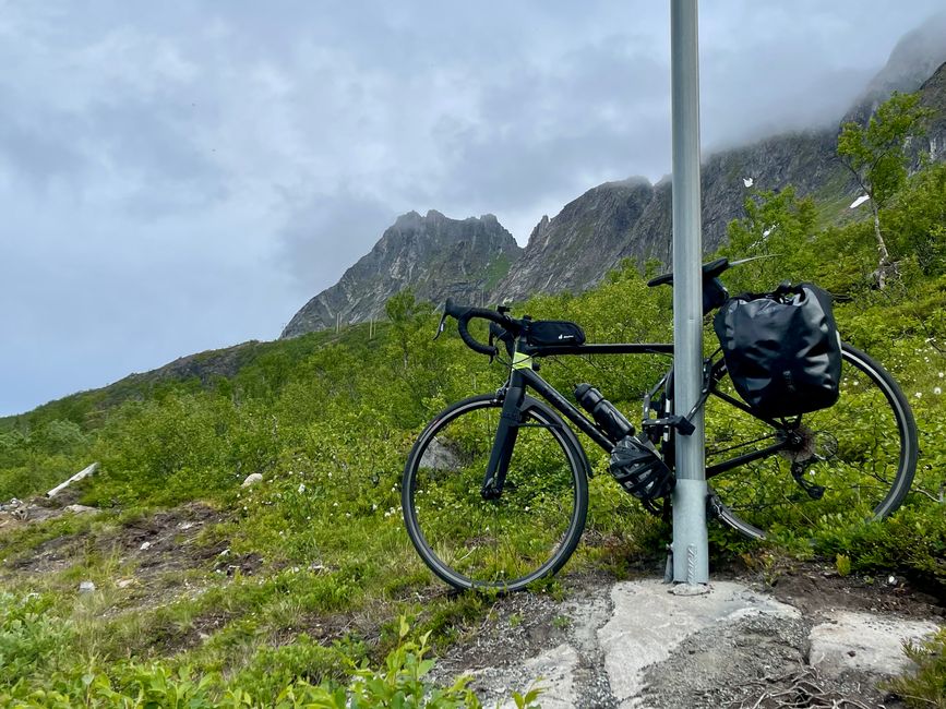 Vélo bien garé - en route pour Riven.