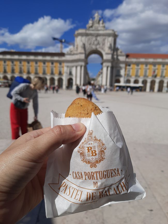 Pastel de Bacelhau - mit Kabeljau und Käse gefüllte Teigtasche