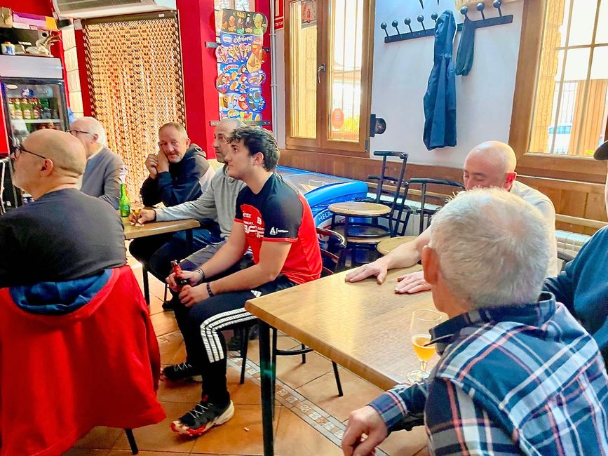 Le dimanche matin, les hommes se retrouvent pour une bière au bar et regardent la télé. Le monde est encore en ordre ici.