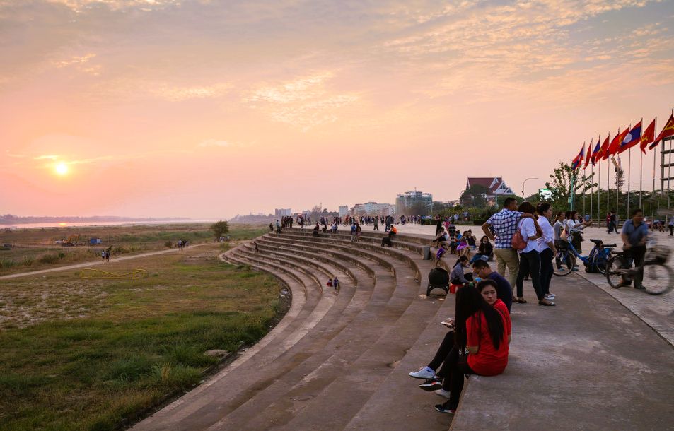 Riva del Mekong al tramonto
