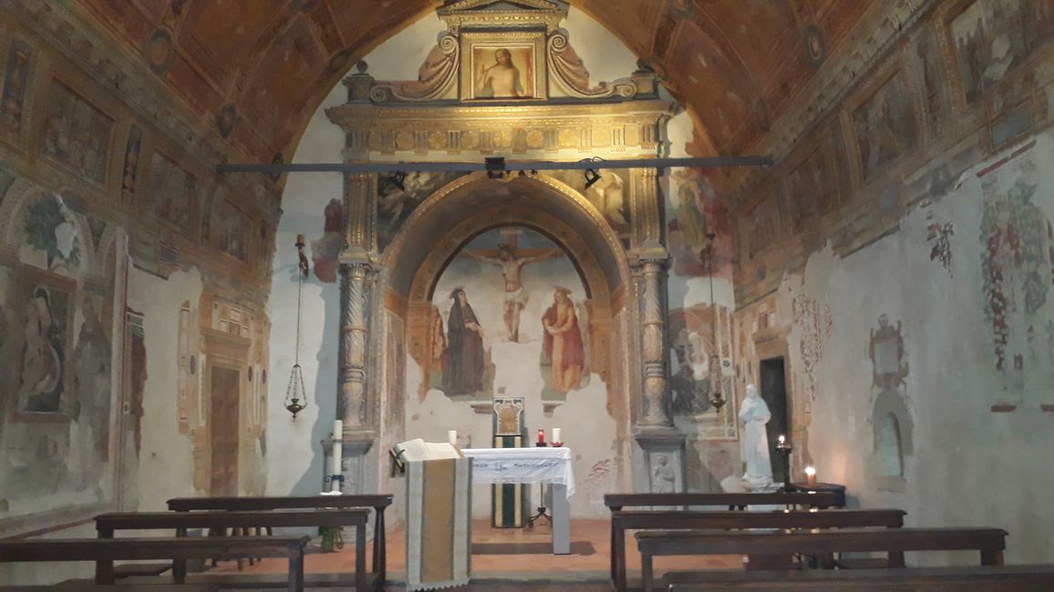 Auf dem Weg das Kirchlein Santa Maria della Vittorina, mit wunderbaren Fresken ausgestattet