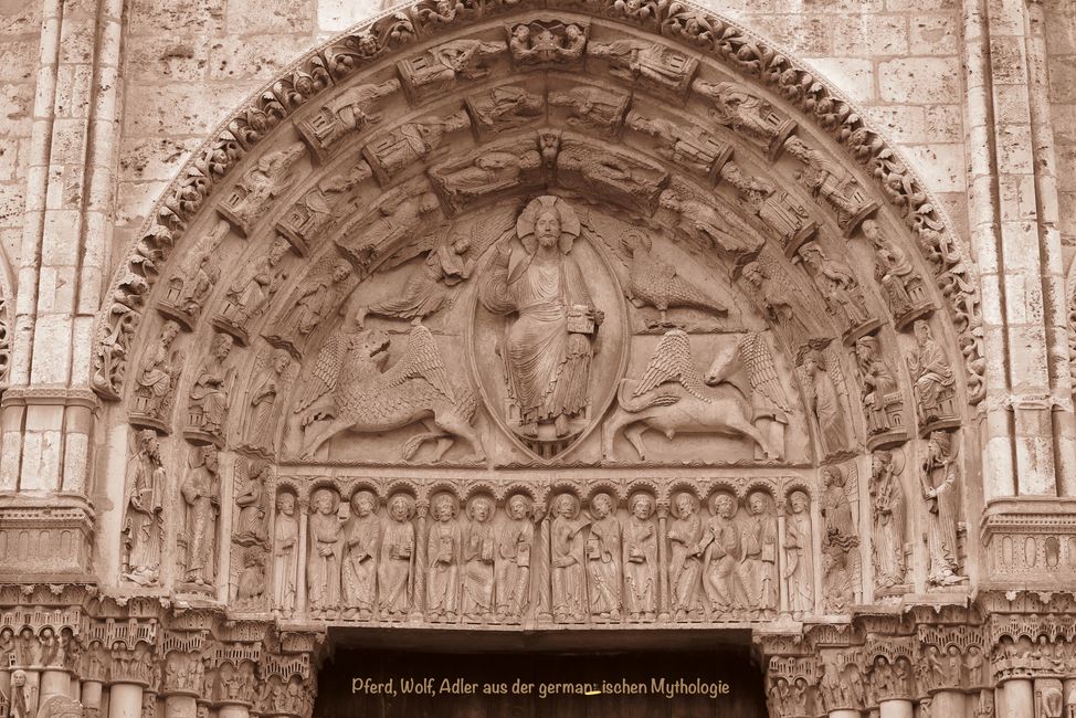 Kathedrale von Chartres: Das Tympanon wird von Symbolen romanischer Kunst flankiert.