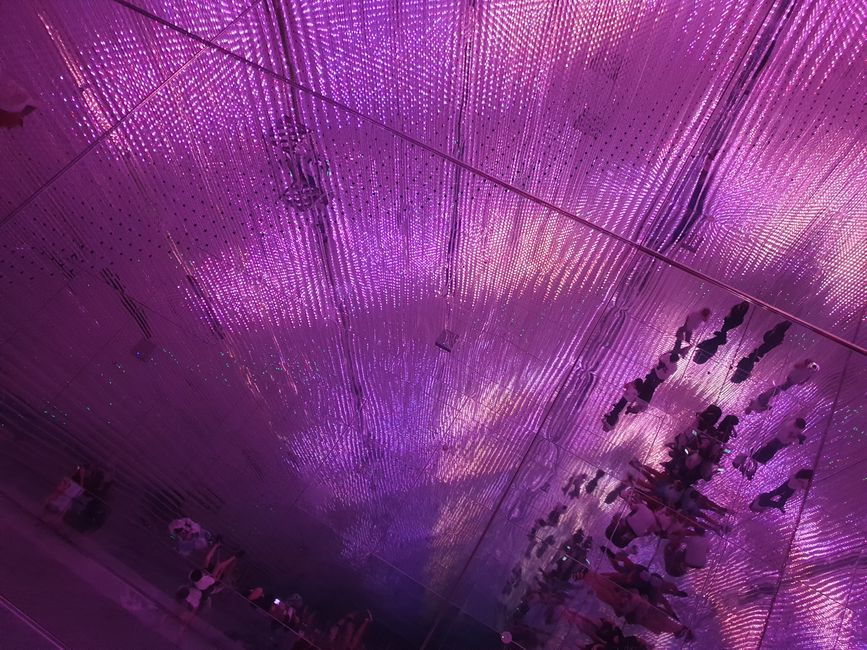 Sì, ci sono strisce LED appese al soffitto