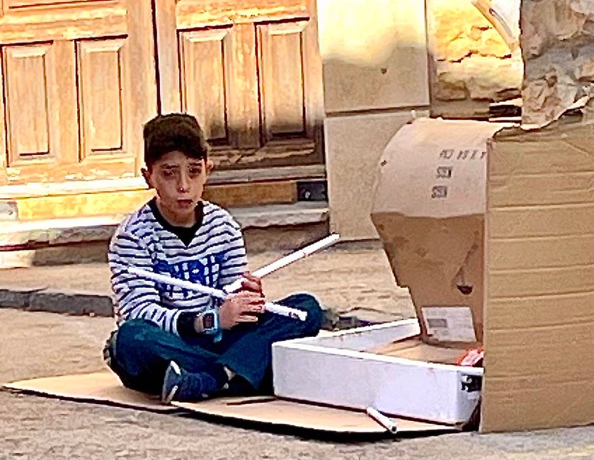 Ce garçon a fabriqué une batterie à partir de boîtes en carton. Il a merveilleusement bien joué dessus.