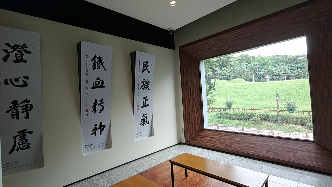 Andachtsraum mit Blick auf das Grab