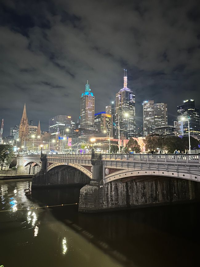 Melbourne entdecken: Skydeck, Streetart — Flussspaziergang