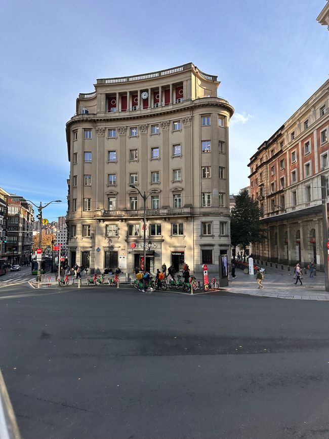 Bilbao, Giorno 2: Arte Moderna, Architettura e Strade Vivaci