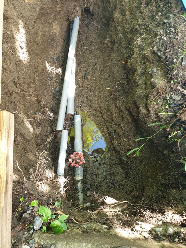 Nach einem Erdbeben sind die Wasserrohre gebrochen 