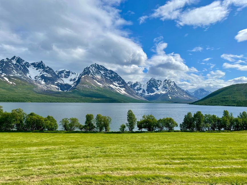 Un hermoso lago en el camino de regreso bajo un cielo dramático