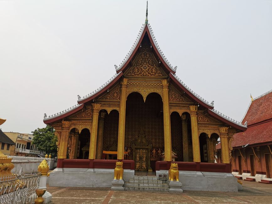 Entry to Laos - first temple tour through Luang Prabang