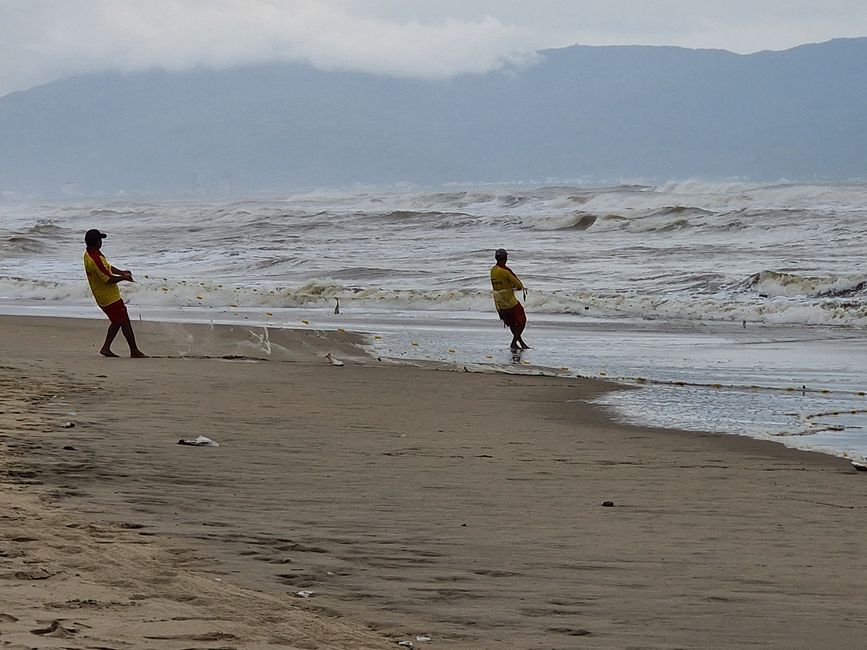 Vorüber die Flut.
Wer sah es wohl, du selig Land, 
wie dich die Welle überwand.
