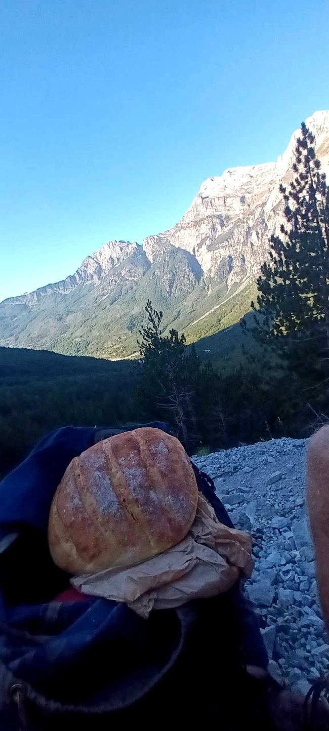 Frühstück im Schatten am halben Berg