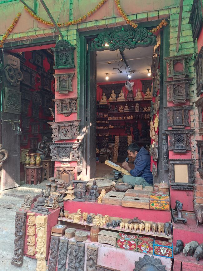 Bhaktapur ist unteranderem für seine Handwerkskunst bekannt - vor allem die Holzschnitzerei und das Töpfern.