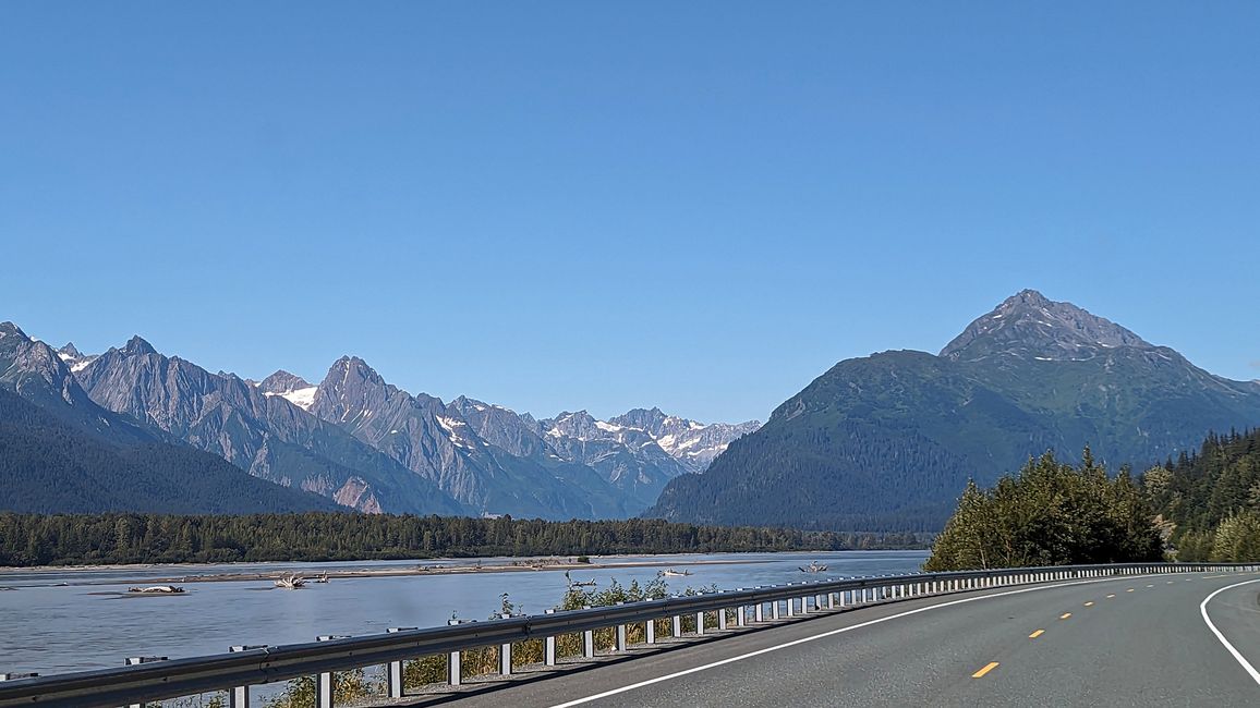 Tag 27: Bärenshow & fantastische Bergwelten - zurück nach Yukon/Kanada