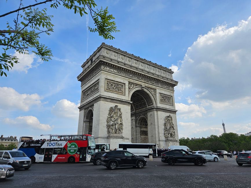 Arc de Triomphe mit viel Verkehr