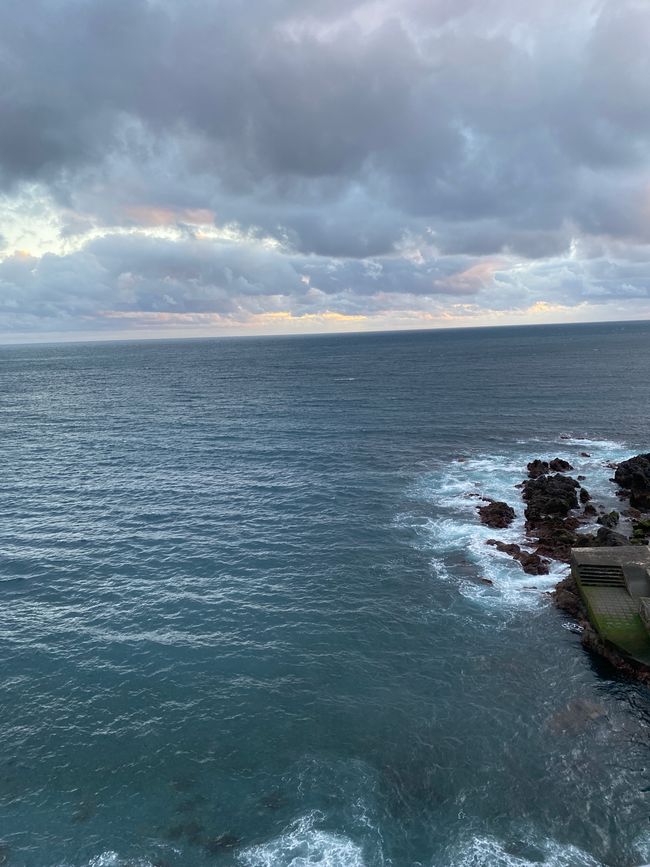 Ganz ruhiges Meer ist zu sehen 