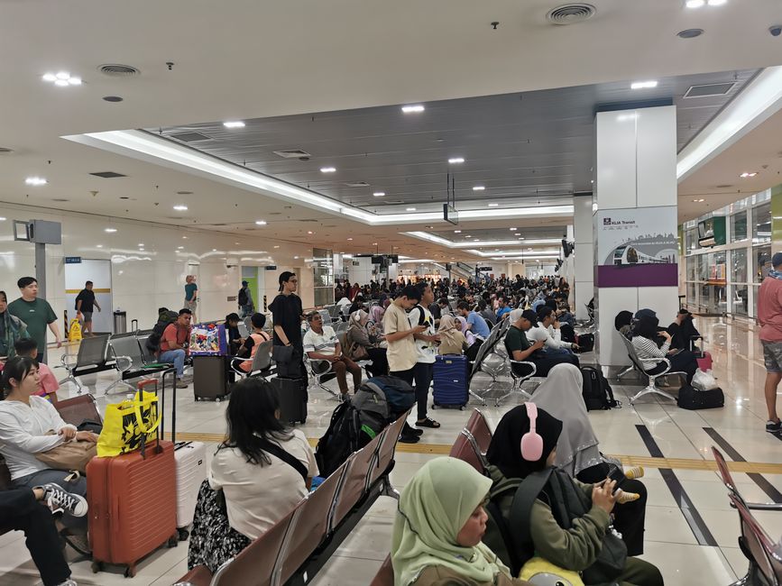 ... pero primero partimos de Kuala Lumpur en autobús ... un enorme terreno de estación de autobuses ...