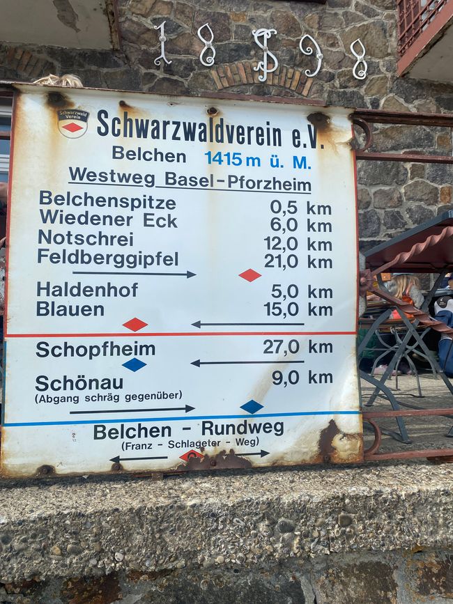 Über den Belchengipfel führen viele Wanderwege