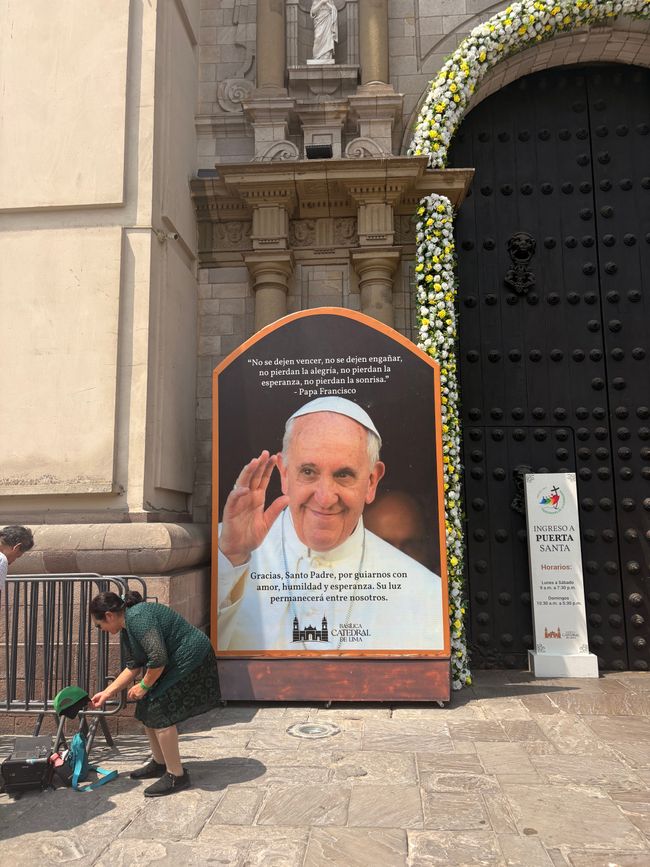 La morte del Papa è stata un grande evento qui. Più avanti nel viaggio avremmo dovuto viaggiare almeno di notte attraverso Chiclayo, dove Leo ha vissuto per anni (ma è stato eletto solo dopo che eravamo già andati oltre).