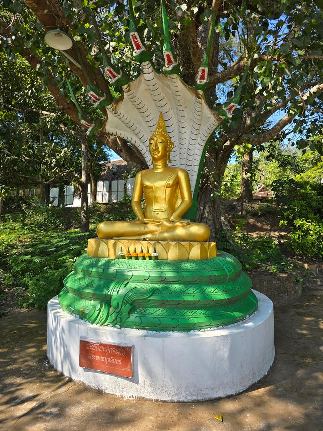 Une journée au bord de la rivière et les petits temples de l'autre côté de la rivière