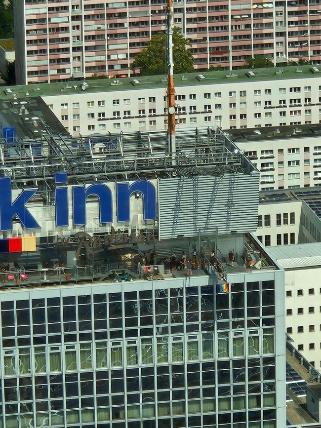 Wer genau hinschaut, sieht die Schaukeln auf dem Hochhaus