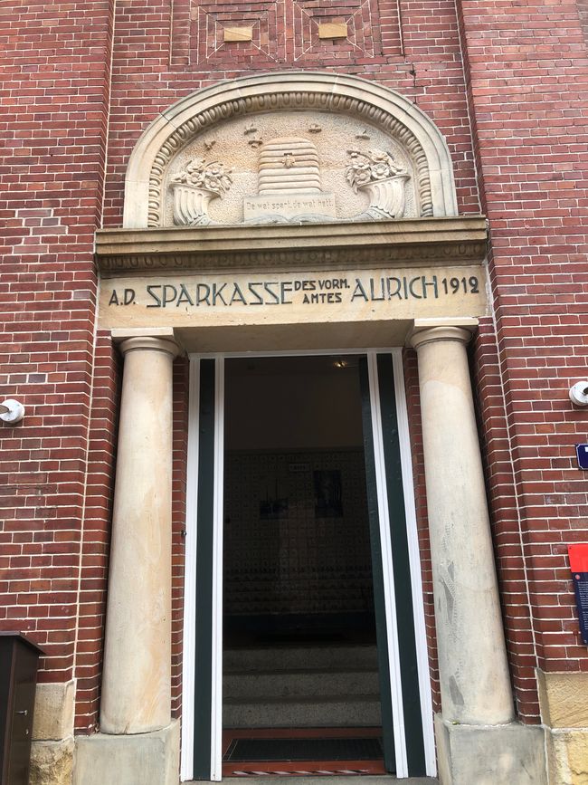 y el antiguo edificio de la caja de ahorros