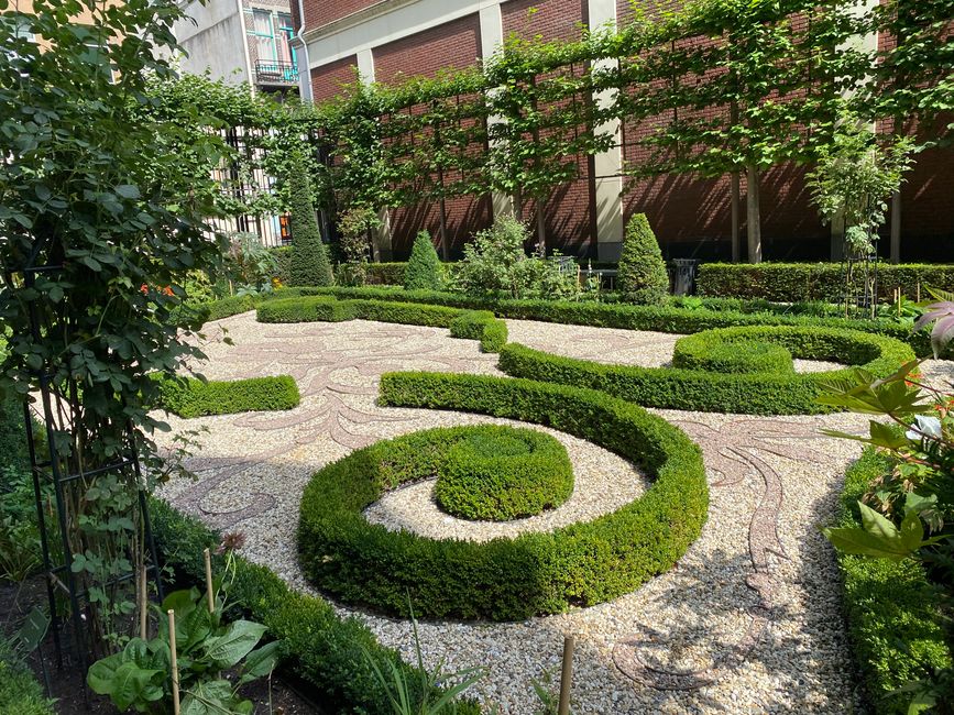 Il giardino dietro la casa sul canale